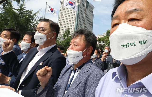 [서울=뉴시스] 전진환 기자 = 15일 오전 서울 종로구 정부서울청사 앞에서 열린 '대북전단 살포 금지 및 9.19 평양공동선언 즉각 이행 촉구' 긴급 기자회견에서 참가 기업인들이 착용한 마스크에 '개성공단은 평화', '9.19 선언 지지'라는 글위가 새겨 있다. 2020.06.15.&nbsp; amin2@newsis.com