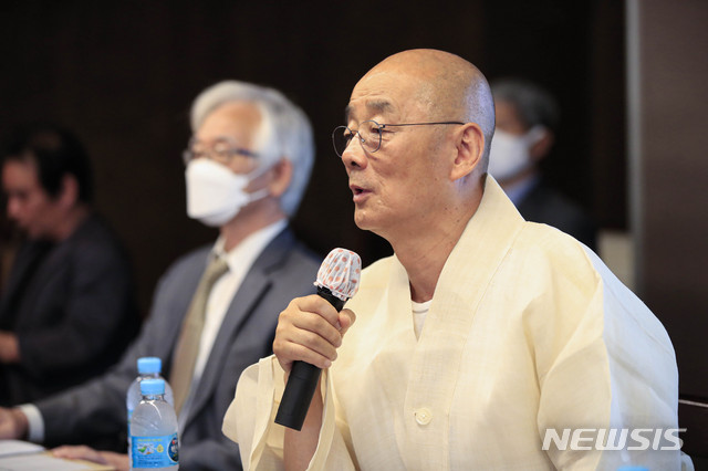 [서울=뉴시스] 박민석 기자 = 명진스님이 15일 오전 서울 중구 우리함께빌딩 '기룬'에서 열린 '국가정보원 민간인 불법 사찰에 따른 명진스님의 국가·조계종 상대 손배소 기자회견'에 참석해 발언하고 있다. 2020.06.15. mspark@newsis.com