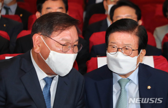 [서울=뉴시스] 장세영 기자 = 박병석 국회의장과 김태년 더불어민주당 원내대표가 15일 서울 여의도 국회 의원회관에서 열린 6.15 공동선언 20주년 더불어민주당 기념행사에 참석해 대화를 나누고 있다. 2020.06.15.&nbsp; photothink@newsis.com