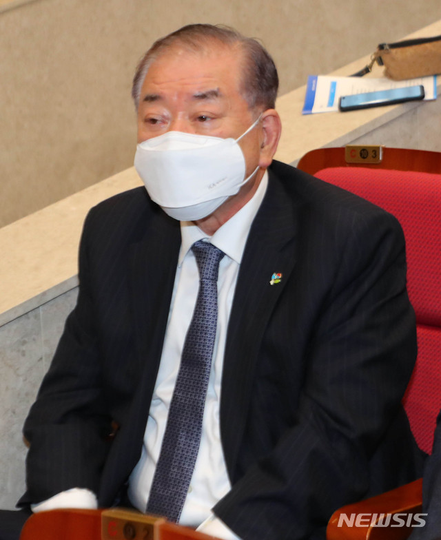 [서울=뉴시스] 장세영 기자 = 문정인 대통령 통일외교안보 특보가 15일 서울 여의도 국회 의원회관에서 열린 6.15 공동선언 20주년 더불어민주당 기념행사에 늦게 도착해 뒤에서 행사를 바라보고 있다. 2020.06.15. photothink@newsis.com