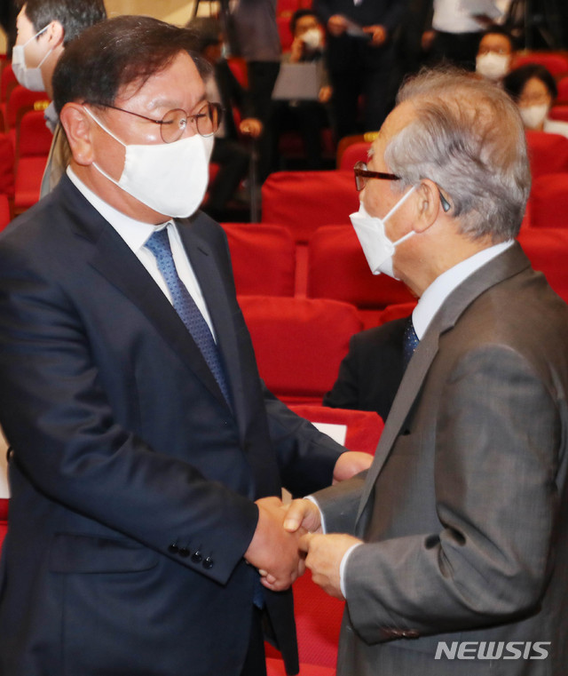 [서울=뉴시스] 장세영 기자 = 김태년 더불어민주당 원내대표와 정세현 민주평통 수석부의장이 15일 서울 여의도 국회 의원회관에서 열린 6.15 공동선언 20주년 더불어민주당 기념행사에 참석해 인사를 나누고 있다. 2020.06.15. photothink@newsis.com