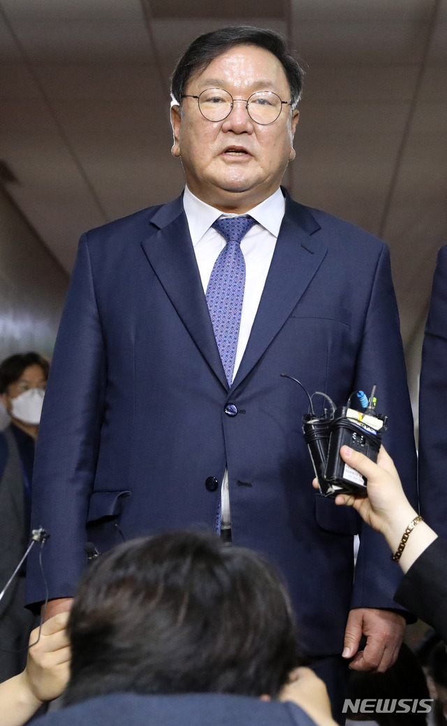 [서울=뉴시스]김선웅 기자 = 김태년 더불어민주당 원내대표가 15일 오전 서울 여의도 국회에서 박병석 국회의장, 주호영 미래통합당 원내대표와 회동을 마친 후 입장을 밝히고 있다. 2020.06.15.&nbsp; mangusta@newsis.com