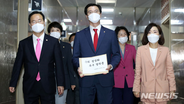 [서울=뉴시스]김선웅 기자 = 미래통합당 초선의원들이 15일 오전 서울 여의도 국회에서 국회 정상화 관련 의장실에 항의방문하고 있다. 2020.06.15.&nbsp; mangusta@newsis.com