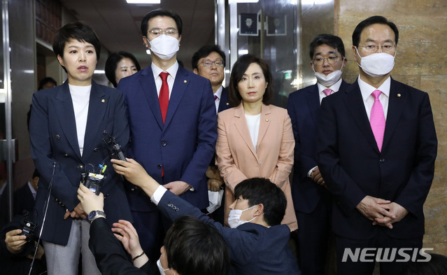 [서울=뉴시스]김선웅 기자 = 미래통합당 초선의원들이 15일 오전 서울 여의도 국회에서 국회 정상화 관련 의장실 항의방문을 마친 후 입장을 말하고 있다. 2020.06.15. mangusta@newsis.com