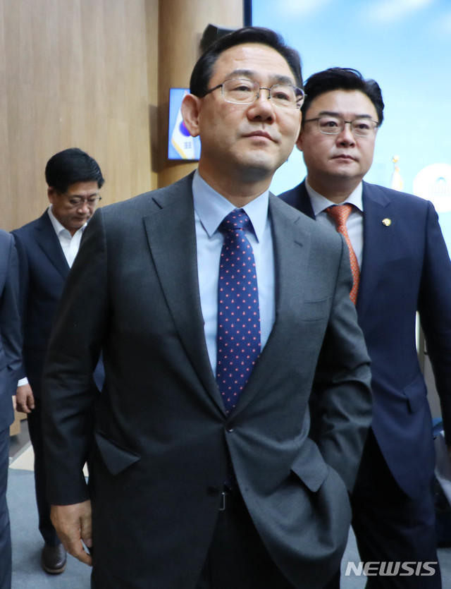 [서울=뉴시스] 장세영 기자 = 주호영 미래통합당 원내대표가 15일 서울 여의도 국회 소통관에서 열린 기자회견을 끝내고 퇴장하고 있다.&nbsp; 2020.06.15. photothink@newsis.com