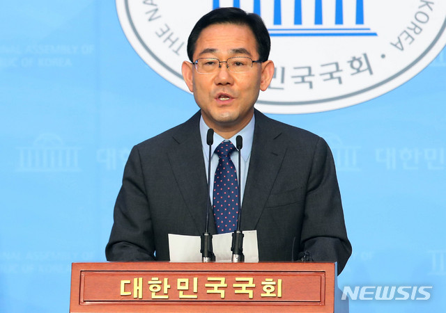 [서울=뉴시스] 장세영 기자 = 주호영 미래통합당 원내대표가 15일 서울 여의도 국회 소통관에서 기자회견을 열고 원 구성 관련 발언을 하고 있다. 2020.06.15.&nbsp; photothink@newsis.com