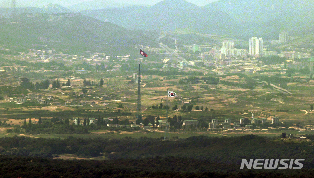 [파주=뉴시스] 최진석 기자 = 6.15 남북공동선언 20주년인 15일 경기도 파주시 대성동 마을의 태극기와 윗쪽 북한 기정동 마을의 인공기가 바람에 펄럭이고 있다. 2020.06.15. myjs@newsis.com 