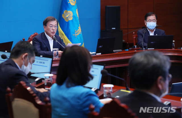 [서울=뉴시스]배훈식 기자 = 문재인 대통령이 15일 청와대 여민관에서 열린 수석·보좌관 회의에 참석해 발언하고 있다. 2020.06.15. dahora83@newsis.com
