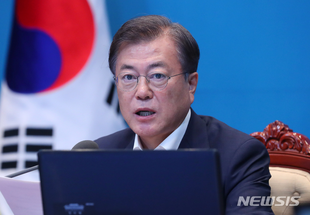 [서울=뉴시스]배훈식 기자 = 문재인 대통령이 15일 청와대 여민관에서 열린 수석·보좌관 회의에 참석해 발언하고 있다. 2020.06.15.&nbsp; dahora83@newsis.com