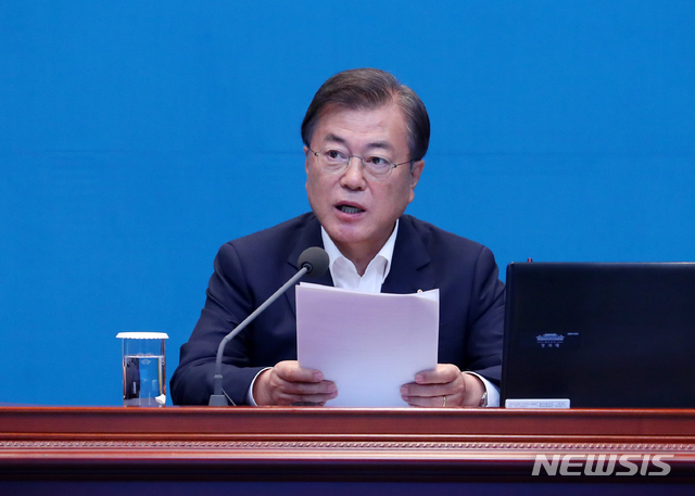 [서울=뉴시스]배훈식 기자 = 문재인 대통령이 15일 청와대 여민관에서 열린 수석·보좌관 회의에 참석해 발언하고 있다. 2020.06.15. dahora83@newsis.com