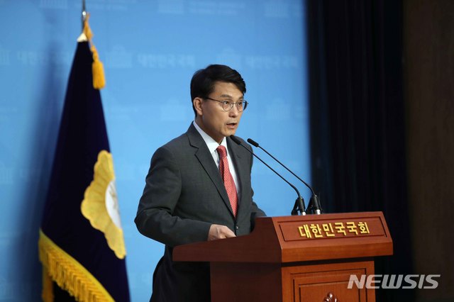 [서울=뉴시스]김선웅 기자 = 윤상현 무소속 의원이 15일 오후 서울 여의도 국회 정론관에서 기자회견을 열고 보수야권인사 대북특사 파견을 촉구하고 있다. 2020.06.15. mangusta@newsis.com