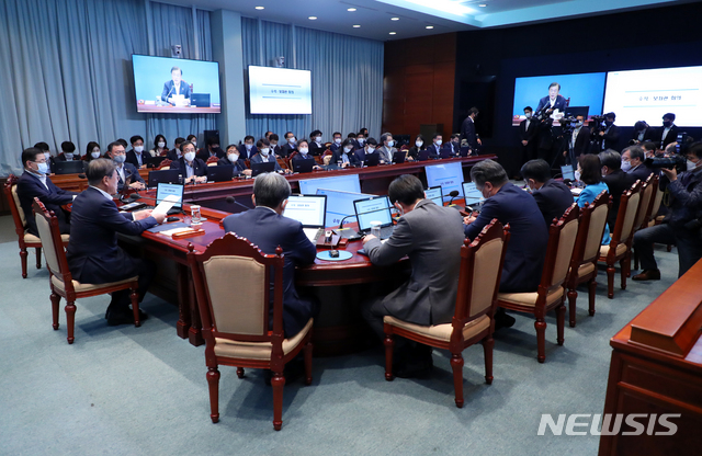 [서울=뉴시스]배훈식 기자 = 문재인 대통령이 15일 청와대 여민관에서 열린 수석·보좌관 회의를 주재하고 있다. 2020.06.15. dahora83@newsis.com