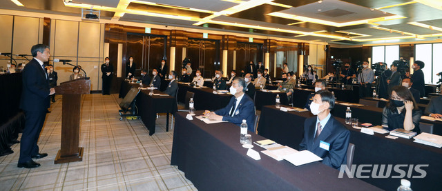 [서울=뉴시스] 박주성 기자 = 정경두 국방부 장관이 15일 오후 서울 중구 웨스틴조선호텔에서 열린 2020년 국방학술 세미나 '코로나19와 국방개혁 2.0'에서 기조연설을 하고 있다. 2020.06.15. park7691@newsis.com