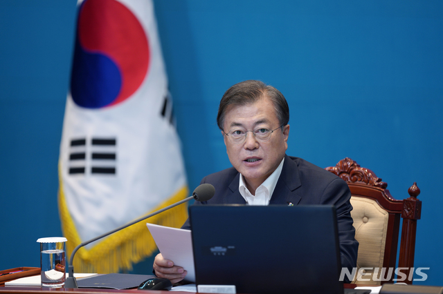 [서울=뉴시스]배훈식 기자 = 문재인 대통령이 15일 청와대 여민관에서 열린 수석·보좌관 회의에 참석해 발언하고 있다. 2020.06.15.&nbsp; dahora83@newsis.com