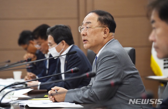 [서울=뉴시스]홍남기 부총리 겸 기획재정부 장관이 15일 오후 세종시 정부세종청사에서 열린 기획재정부 확대간부회의를 주재, 발언을 하고 있다. (사진=기획재정부 제공) 2020.06.15. photo@newsis.com