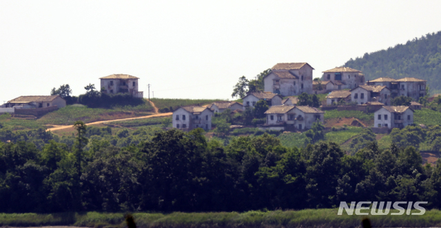 [파주=뉴시스] 최진석 기자 = 6.15 남북공동선언 20주년인 15일 경기도 파주시 접경지역에서 북한 개풍군이 보이고 있다. 2020.06.15.myjs@newsis.com