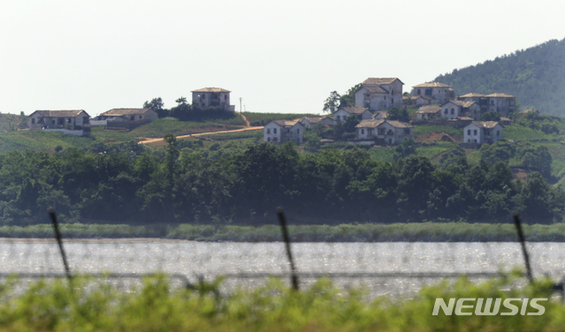 [파주=뉴시스] 최진석 기자 = 6.15 남북공동선언 20주년인 15일 경기도 파주시 접경지역에서 북한 개풍군이 보이고 있다. 2020.06.15. myjs@newsis.com 