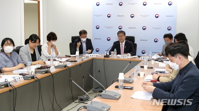 [서울=뉴시스]박양우 문화체육관광부 장관이 15일 세종시 정부세종청사 회의실에서 영상으로 비대면 시도관광국장회의를 열고 안전한 여행문화 확산 방안을 논의하고 있다. (사진=문화체육관광부 제공) 2020.06.15. photo@newsis.com