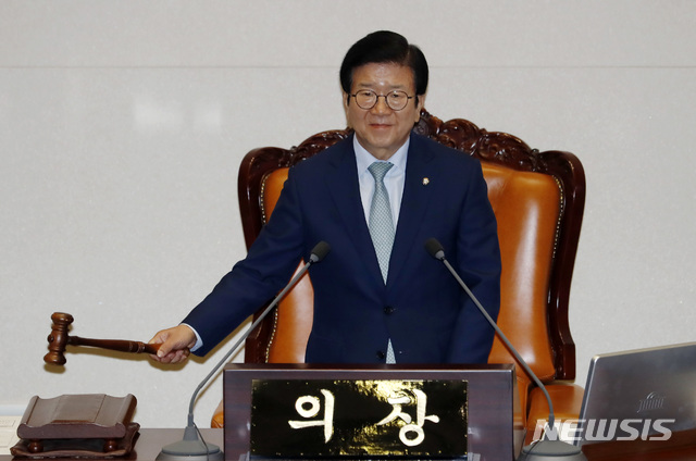  [서울=뉴시스] 최동준 기자 = 박병석 국회의장이 15일 서울 여의도 국회 본회장에서 열린 본회의에 참석해 개의를 선언하며 의사봉을 두드리고 있다 있다. 2020.06.15.&nbsp; photocdj@newsis.com 