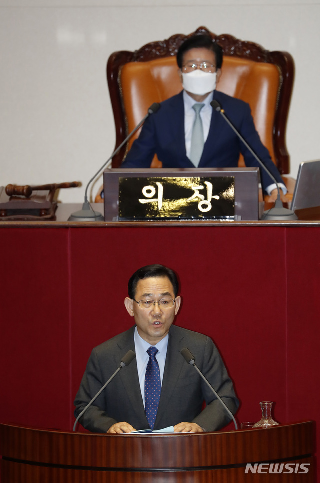 [서울=뉴시스] 최동준 기자 = 주호영 미래통합당 원내대표가 15일 서울 여의도 국회 본회장에서 열린 본회의에 참석해 의사진행 발언을 하고 있다. 2020.06.15.&nbsp; photocdj@newsis.com 