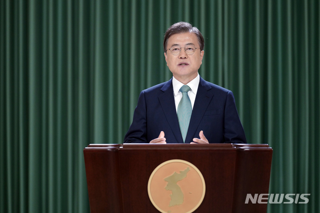 [서울=뉴시스]문재인 대통령이 15일 청와대 충무실에서 '6.15 남북공동선언' 20주년 기념식 축사를 영상을 통해 전하고 있다. 문 대통령이 맨 넥타이는 지난 2000년 고(故) 김대중 대통령이 6.15 남북공동선언 당시 착용한 넥타이이고 연대는 지난 2018년 4.27 남북정상회담 공동언론발표에 사용한 연대이다. (사진=청와대 제공) 2020.06.15. photo@newsis.com