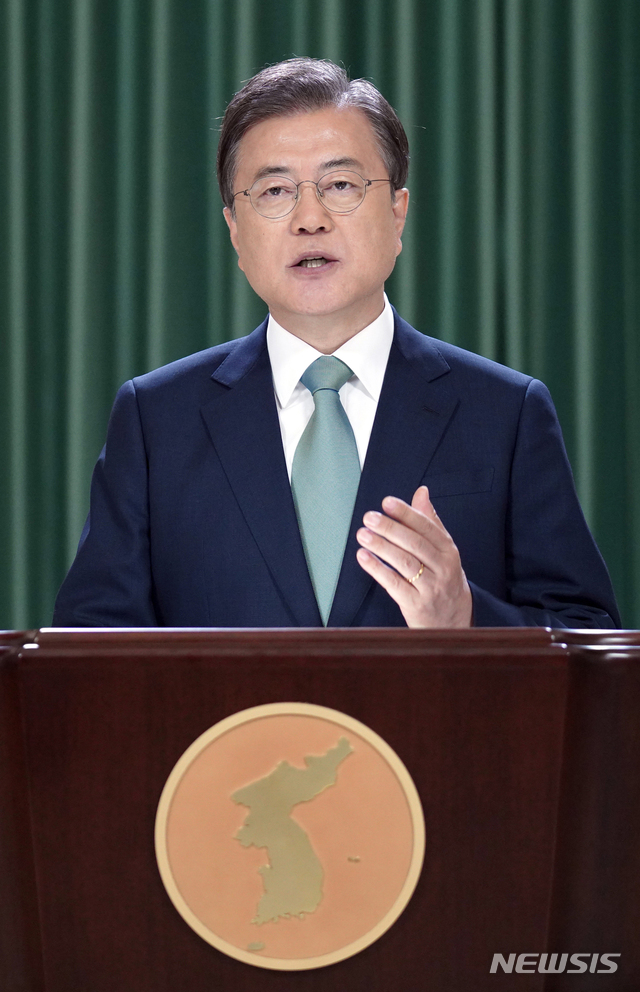 [서울=뉴시스]문재인 대통령이 15일 청와대 충무실에서 '6.15 남북공동선언' 20주년 기념식 축사를 영상을 통해 전하고 있다. 문 대통령이 맨 넥타이는 지난 2000년 고(故) 김대중 대통령이 6.15 남북공동선언 당시 착용한 넥타이이고 연대는 지난 2018년 4.27 남북정상회담 공동언론발표에 사용한 연대이다. (사진=청와대 제공) 2020.06.15.&nbsp; photo@newsis.com 