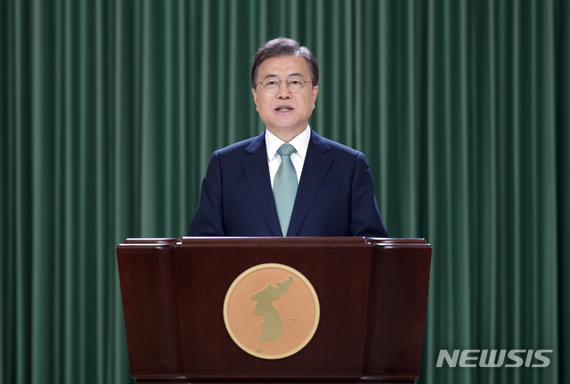 [서울=뉴시스]문재인 대통령이 15일 청와대 충무실에서 '6.15 남북공동선언' 20주년 기념식 축사를 영상을 통해 전하고 있다. 문 대통령이 맨 넥타이는 지난 2000년 고(故) 김대중 대통령이 6.15 남북공동선언 당시 착용한 넥타이이고 연대는 지난 2018년 4.27 남북정상회담 공동언론발표에 사용한 연대이다. (사진=청와대 제공) 2020.06.15.&nbsp; photo@newsis.com 