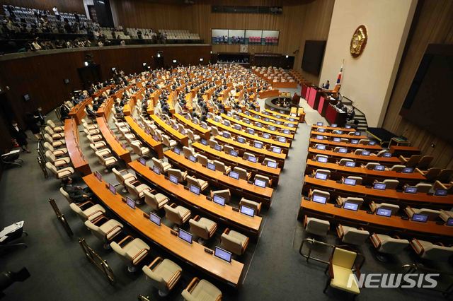 [서울=뉴시스]김선웅 기자 = 주호영 미래통합당 원내대표가 15일 오후 서울 여의도 국회 본회의장에서 미래통합당 의원들이 불참한 가운데 제379회국회(임시회) 제5차 본회의에 홀로 참석하고 있다. 2020.06.15.&nbsp; mangusta@newsis.com