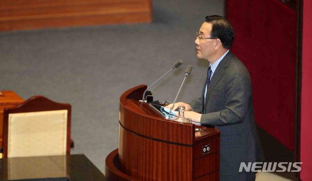 [서울=뉴시스]김선웅 기자 = 주호영 미래통합당 원내대표가 15일 오후 서울 여의도 국회 본회의장에서 미래통합당 의원들이 불참한 가운데 제379회국회(임시회) 제5차 본회의에 홀로 참석해 발언하고 있다. 2020.06.15.  mangusta@newsis.com