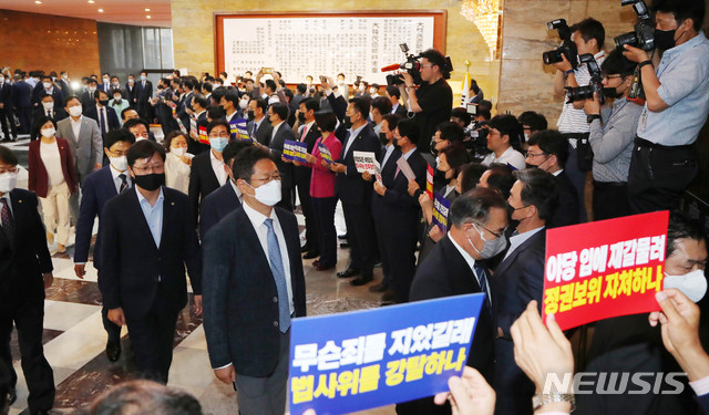 [서울=뉴시스] 장세영 기자 = 미래통합당 의원들이 15일 서울 여의도 국회 본회의장 앞에서 제21대 국회 첫 상임위원장 선출을 위해 본회의장 입장하는 더불어민주당 의원들을 비판하는 구호를 외치고 있다. 2020.06.15.&nbsp; photothink@newsis.com