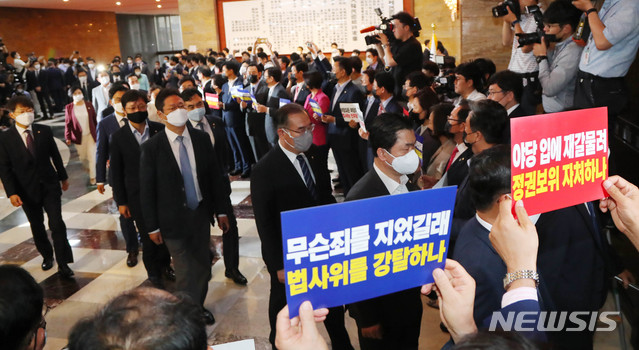 [서울=뉴시스] 장세영 기자 = 미래통합당 의원들이 15일 서울 여의도 국회 본회의장 앞에서 제21대 국회 첫 상임위원장 선출을 위해 본회의장 입장하는 더불어민주당 의원들을 비판하는 구호를 외치고 있다. 2020.06.15. photothink@newsis.com