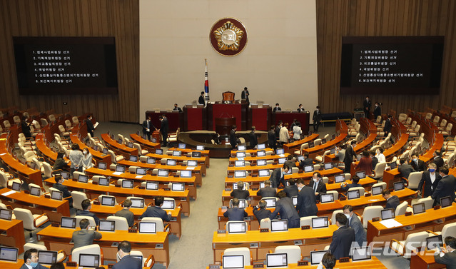 [서울=뉴시스] 최동준 기자 = 15일 서울 여의도 국회 본회의장에서 미래통합당 의원들이 불참한 채 법제사법위를 비롯한 6개 상임위원회 위원장 선출을 위한 선거가 진행되고 있다. 2020.06.15.&nbsp; photocdj@newsis.com
