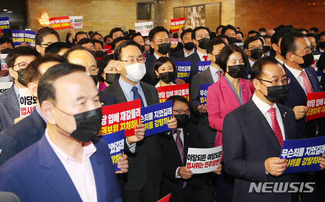 [서울=뉴시스] 장세영 기자 = 미래통합당 주호영 원내대표를 비롯한 당 의원들이 15일 서울 여의도 국회 본회의장 앞에서 제21대 국회 첫 상임위원장 선출을 위한 본회의 개회를 반대하는 구호를 외치고 있다. 2020.06.15. photothink@newsis.com