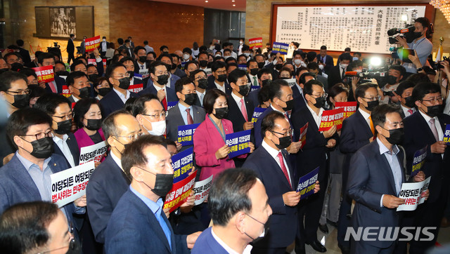 [서울=뉴시스] 장세영 기자 = 미래통합당 주호영 원내대표를 비롯한 당 의원들이 15일 서울 여의도 국회 본회의장 앞에서 제21대 국회 첫 상임위원장 선출을 위한 본회의 개회를 반대하는 구호를 외치고 있다. 2020.06.15. photothink@newsis.com