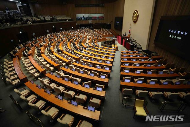 [서울=뉴시스]김선웅 기자 = 15일 오후 서울 여의도 국회 본회의장에서 미래통합당 의원들이 불참한 가운데 제379회국회(임시회) 제5차 본회의가 열리고 있다. 2020.06.15. mangusta@newsis.com