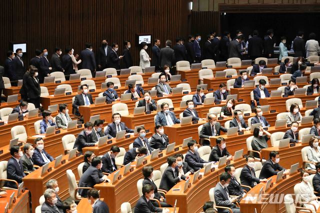 [서울=뉴시스]김선웅 기자 = 15일 오후 서울 여의도 국회 본회의장에서 미래통합당 의원들이 불참한 가운데 법제사법위원회 등 6개 상임위원장 선출을 위한 선거가 진행되고 있다. 2020.06.15.&nbsp; mangusta@newsis.com