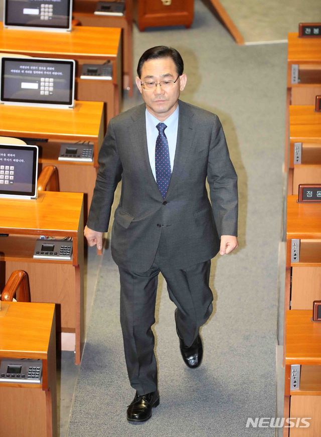 [서울=뉴시스]김선웅 기자 = 주호영 미래통합당 원내대표가 15일 오후 서울 여의도 국회 본회의장에서 미래통합당 의원들이 불참한 가운데 제379회국회(임시회) 제5차 본회의에 홀로 참석해 발언을 마친 후 본회의장에서 퇴장하고 있다. 2020.06.15.&nbsp;&nbsp;&nbsp;&nbsp;&nbsp;&nbsp; mangusta@newsis.com