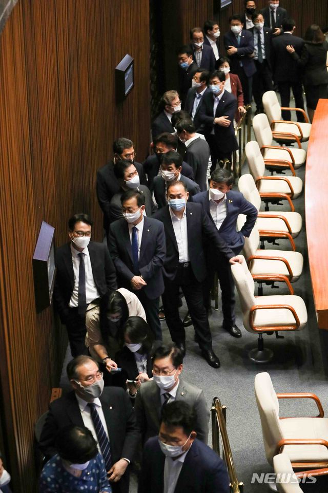 [서울=뉴시스]김선웅 기자 = 15일 오후 서울 여의도 국회 본회의장에서 미래통합당 의원들이 불참한 가운데 법제사법위원회 등 6개 상임위원장 선출을 위한 선거가 진행되고 있다. 2020.06.15.  mangusta@newsis.com