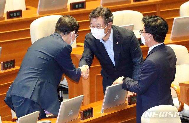 [서울=뉴시스]김선웅 기자 = 법사위원장 후보에 오른 윤호중 더불어민주당 의원이 15일 오후 서울 여의도 국회 본회의장에서 미래통합당 의원들이 불참한 가운데 법제사법위원회 등 6개 상임위원장 선출을 위한 선거 투표를 마친 후 동료 의원과 인사를 나누고 있다. 2020.06.15. mangusta@newsis.com