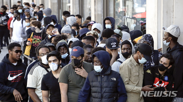 [런던=AP/뉴시스] 15일 거의 석 달만에 비필수 상점이 재개장한 영국에서 사람들이 거리두기 준칙은 아랑곡사지 않고 나이키타운 상점 앞에 긴 줄을 서서 기다리고 있다. 2020. 6. 15. 