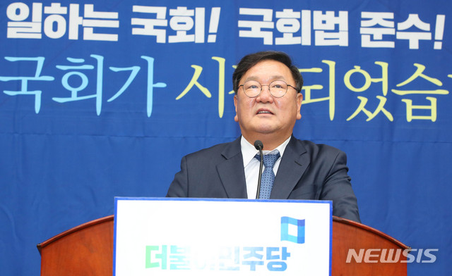 [서울=뉴시스] 장세영 기자 = 김태년 더불어민주당 원내대표가 15일 서울 여의도 국회에서 열린 더불어민주당 의원총회에 참석해 현안관련 발언을 하고 있다. 2020.06.15. photothink@newsis.com