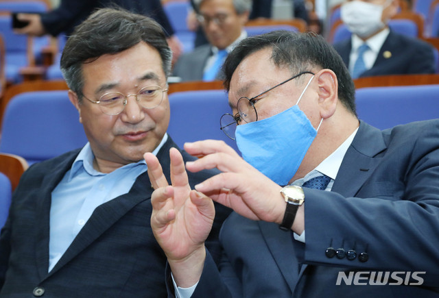 [서울=뉴시스] 장세영 기자 = 김태년 더불어민주당 원내대표가 지난 15일 서울 여의도 국회에서 열린 의원총회에서 법사위원장에 내정된 윤호중 의원과 대화하고 있다. 2020.06.15. photothink@newsis.com