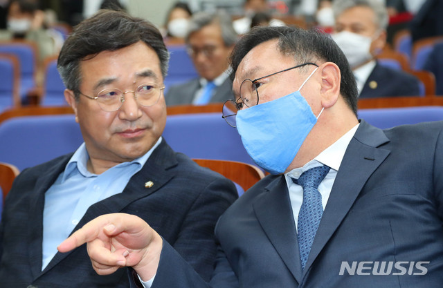 [서울=뉴시스] 장세영 기자 = 김태년 더불어민주당 원내대표가 15일 서울 여의도 국회에서 열린 의원총회에서 법사위원장에 내정된 윤호중 의원과 대화하고 있다. 2020.06.15.&nbsp; photothink@newsis.com