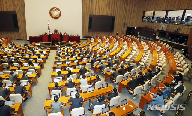 [서울=뉴시스]김선웅 기자 = 주호영 미래통합당 원내대표가 15일 오후 서울 여의도 국회 본회의장에서 미래통합당 의원들이 불참한 가운데 제379회국회(임시회) 제5차 본회의에 홀로 참석하고 있다. 2020.06.15. mangusta@newsis.com