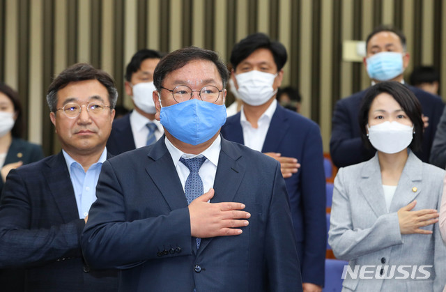 [서울=뉴시스] 장세영 기자 = 김태년 더불어민주당 원내대표가 15일 서울 여의도 국회에서 열린 더불어민주당 의원총회에 참석해 당 의원들과 함께 국민의례를 하고 있다. 2020.06.15.&nbsp; photothink@newsis.com