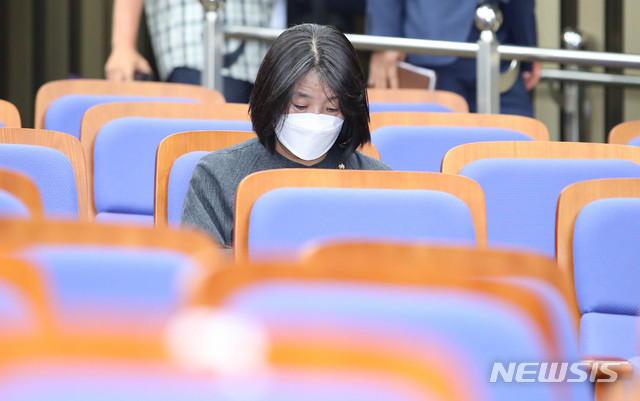 [서울=뉴시스] 장세영 기자 = 윤미향 더불어민주당 의원이 지난 15일 서울 여의도 국회에서 열린 더불어민주당 의원총회에 참석해 있다. 2020.06.15. photothink@newsis.com