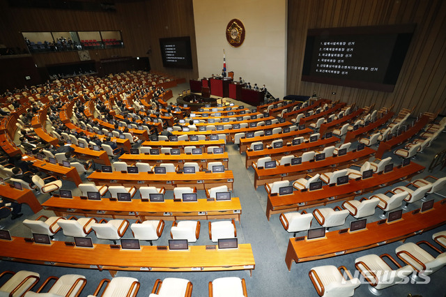 [서울=뉴시스] 최동준 기자 = 박병석 국회의장이 15일 서울 여의도 국회에서 열린 본회의에서 상임위원회 위원장 선거 결과를 발표하고 있다. 2020.06.15.  photocdj@newsis.com