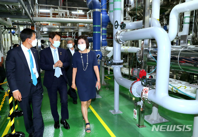[서울=뉴시스] 이영환 기자 = 김강립 보건복지부 차관이 15일 코로나19 항체 치료제를 개발중인 인천 송도 셀트리온 본사를 방문해 현장점검을 하고 있다. (사진=보건복지부 제공) 2020.06.15.&nbsp; photo@newsis.com 