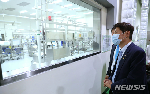 [서울=뉴시스] 이영환 기자 = 김강립 보건복지부 차관이 15일 코로나19 항체 치료제를 개발중인 인천 송도 셀트리온 본사를 방문해 현장점검을 하고 있다. (사진=보건복지부 제공) 2020.06.15.&nbsp; photo@newsis.com 