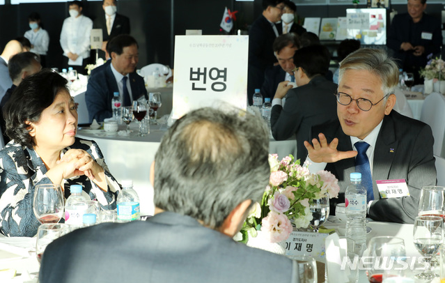 [서울=뉴시스] 이영환 기자 = 이재명 경기도지사가 15일 경기 파주시 오두산통일전망대에서 열린 6·15 남북공동선언 20주년 기념식에서 참석자들과 대화를 하고 있다. (사진=통일부 제공) 2020.06.15. photo@newsis.com